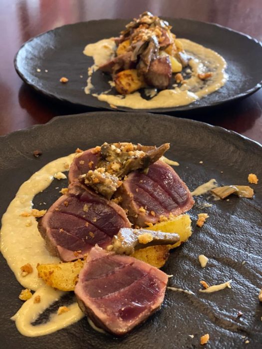 tonno rosso scottato con carciofi e patate sabbiate